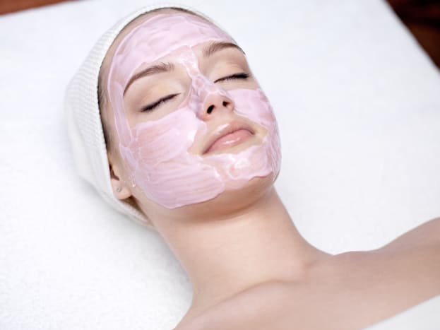 Skin whitening cream to help remove acne scars