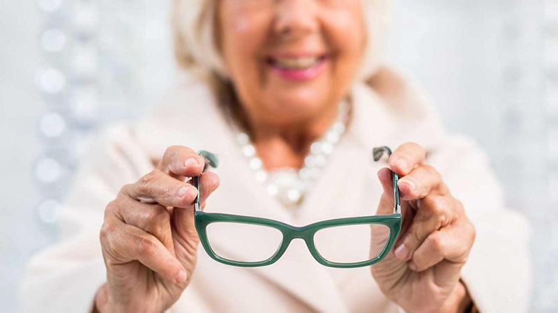 Vitamin C supplementation helps prevent macular degeneration in the elderly